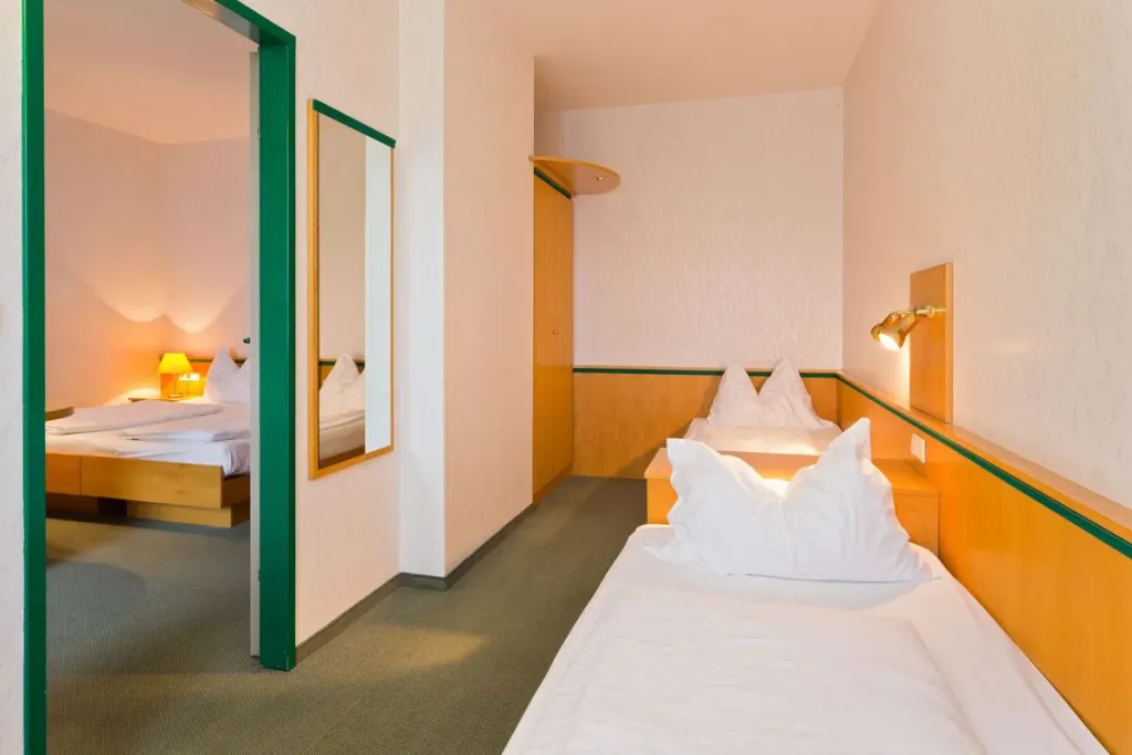 Family room at Motel Baden with single bed and connection to adjoining room