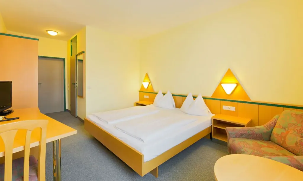 Garagenzimmer im Motel Baden mit Doppelbett