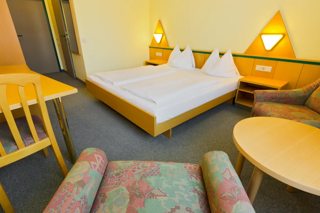 Double room with private garage (smoking) at Motel Baden with double bed and seating area