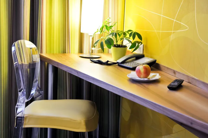 Zimmer im Motel Baden mit Schreibtisch und Blick ins Grüne