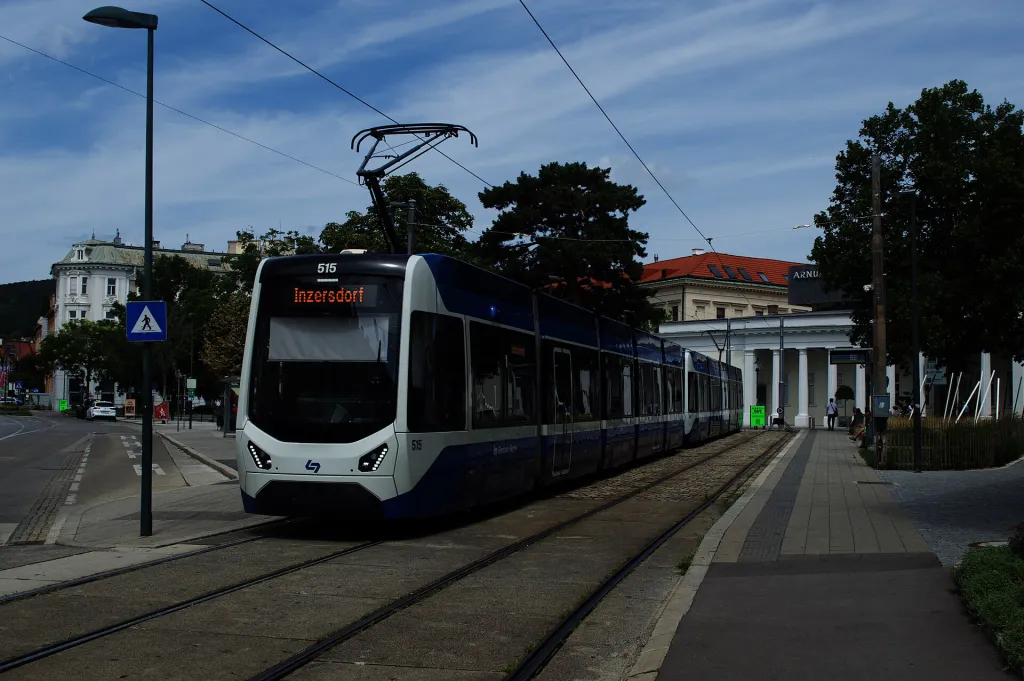 Badner Bahn an der Station Baden Josefsplatz