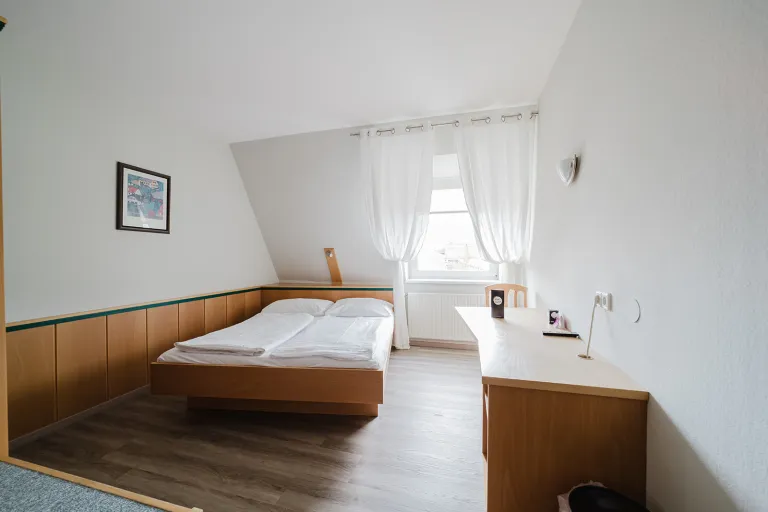 Attic double room with double bed and desk at Motel Baden