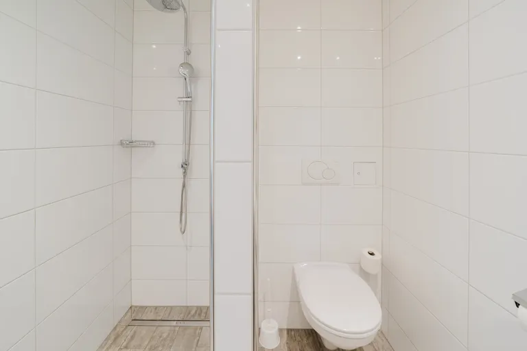 Shower and WC in the bathroom at Motel Baden