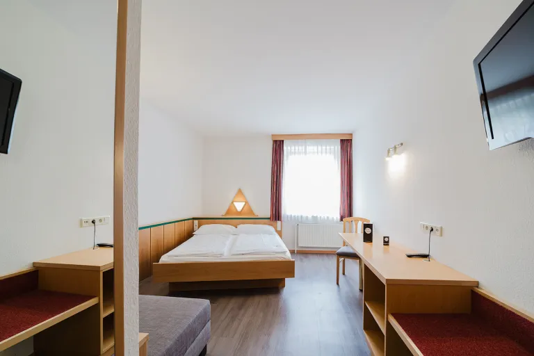 Double room with private garage: double bed, flat-screen TV and desk at Motel Baden