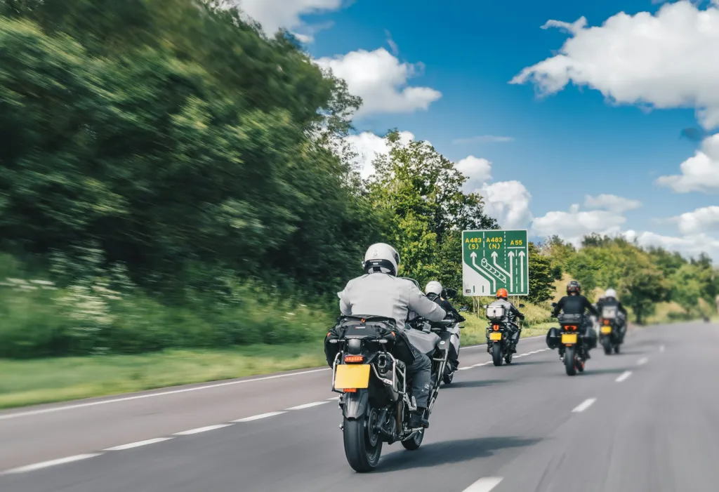 Gruppe von Motorradfahrern auf Tour auf einer Landstraße