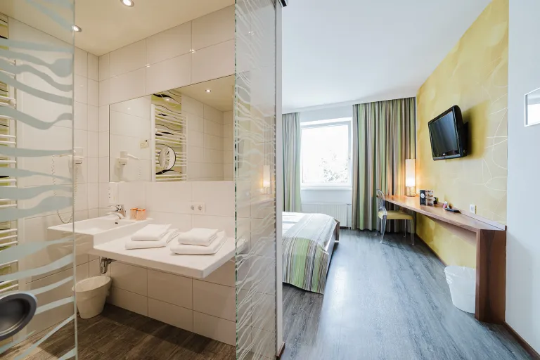 Double room with open bathroom area at Motel Baden