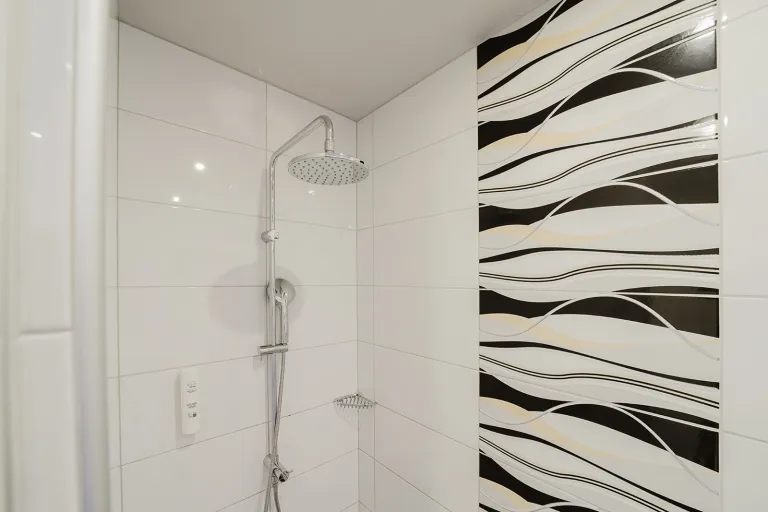 Rain shower with black-and-white wave tiles at Motel Baden