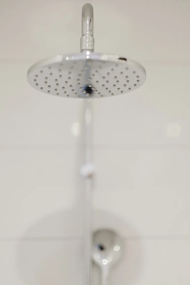Round rain shower head in the bathroom at Motel Baden